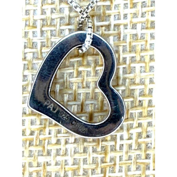 Elegant Silver Heart Necklace - Picture 3 of 9